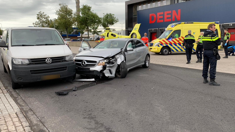 Zwaargewonde bij botsing tussen auto en bestelbus op bedrijventerrein Hoorn. Zwaargewonde bij botsing tussen auto en bestelbus op bedrijventerrein Hoorn.
