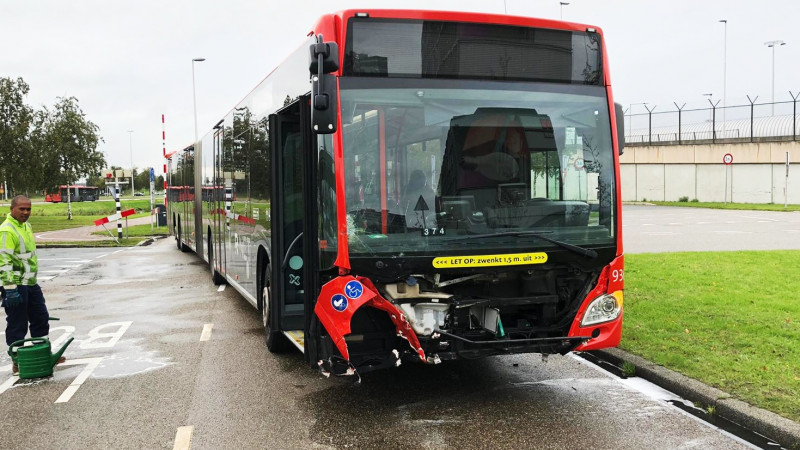 Harde botsing tussen lijnbus en auto bij Schiphol: Bestuurder bevrijd door brandweer. Harde botsing tussen lijnbus en auto bij Schiphol: Bestuurder bevrijd door brandweer.