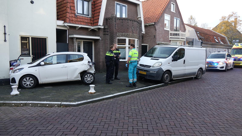 Auto schiet door over wegversmalling in Enkhuizen na aanrijding met een bus. Auto schiet door over wegversmalling in Enkhuizen na aanrijding met een bus.