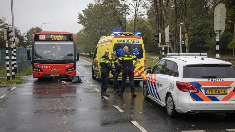 Fietser gewond na botsing met lijnbus in Driehuis. Fietser gewond na botsing met lijnbus in Driehuis.