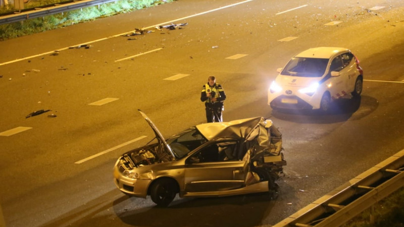 Drie gewonden bij botsing tussen autos op de A10. Drie gewonden bij botsing tussen autos op de A10.