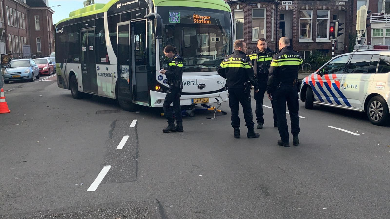 Fietser gewond bij aanrijding met bus op kruispunt Alkmaar. Fietser gewond bij aanrijding met bus op kruispunt Alkmaar.