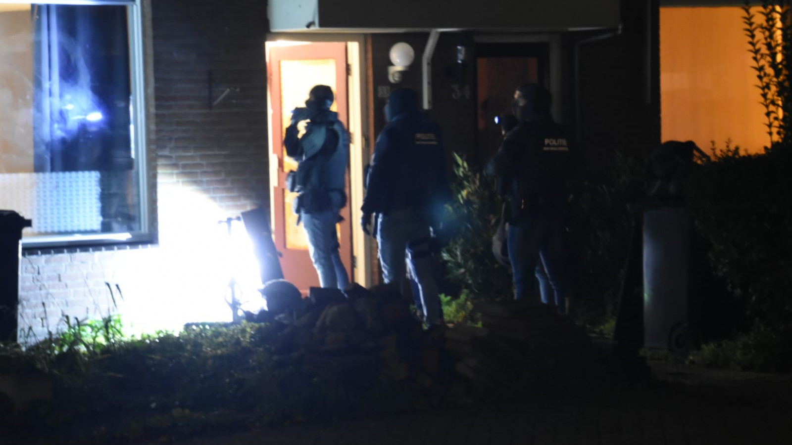 Het arrestatieteam heeft vanavond een instap gedaan in een woning in Purmerend.