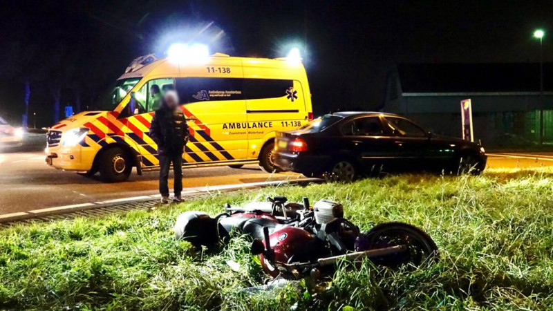 Motorrijder gewond na ongeluk met auto in Wijdewormer. Motorrijder gewond na ongeluk met auto in Wijdewormer.
