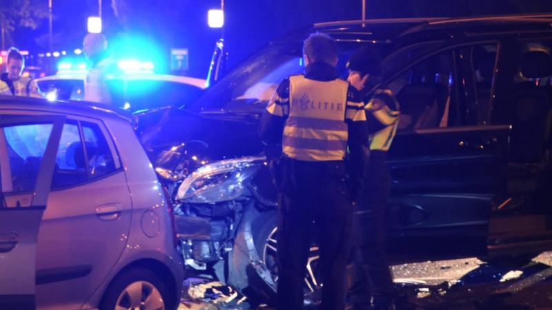 Een gewonde bij botsing tussen twee autos op Oranjebaan in Amstelveen. Een gewonde bij botsing tussen twee autos op Oranjebaan in Amstelveen.