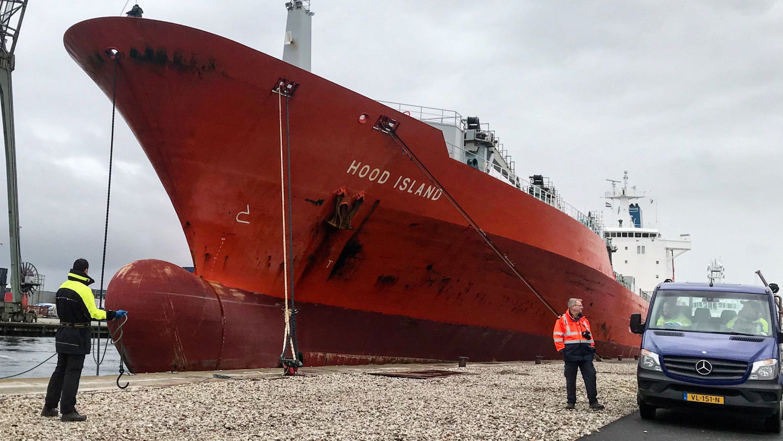 Recordbrekende vrachtschip Hood Island 'eindelijk' binnen in haven