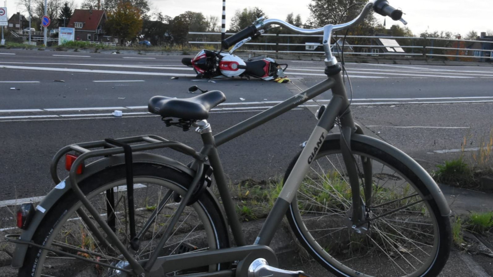 Twee gewonden bij ongeluk met motor en fiets: weg is dicht. Twee gewonden bij ongeluk met motor en fiets: weg is dicht.