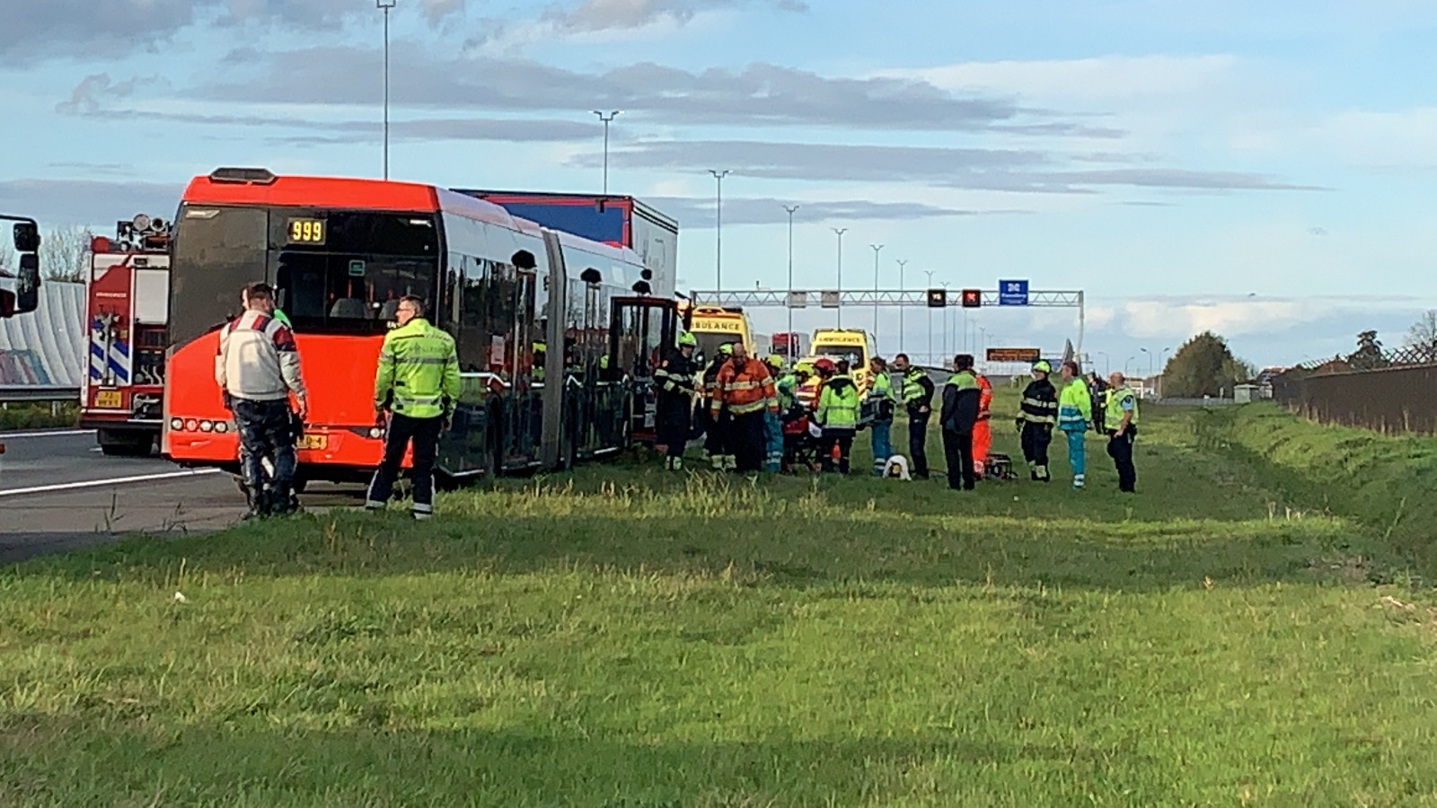A5 naar Haarlem afgesloten na aanrijding bus en vrachtwagen. A5 naar Haarlem afgesloten na aanrijding bus en vrachtwagen.