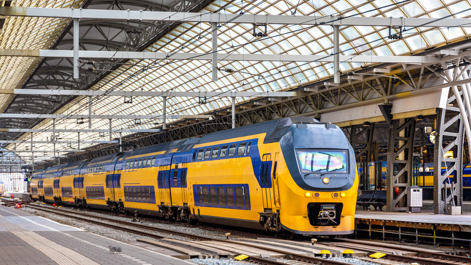 Treinverkeer tussen Amsterdam Centraal en Bijlmer plat na aanrijding.