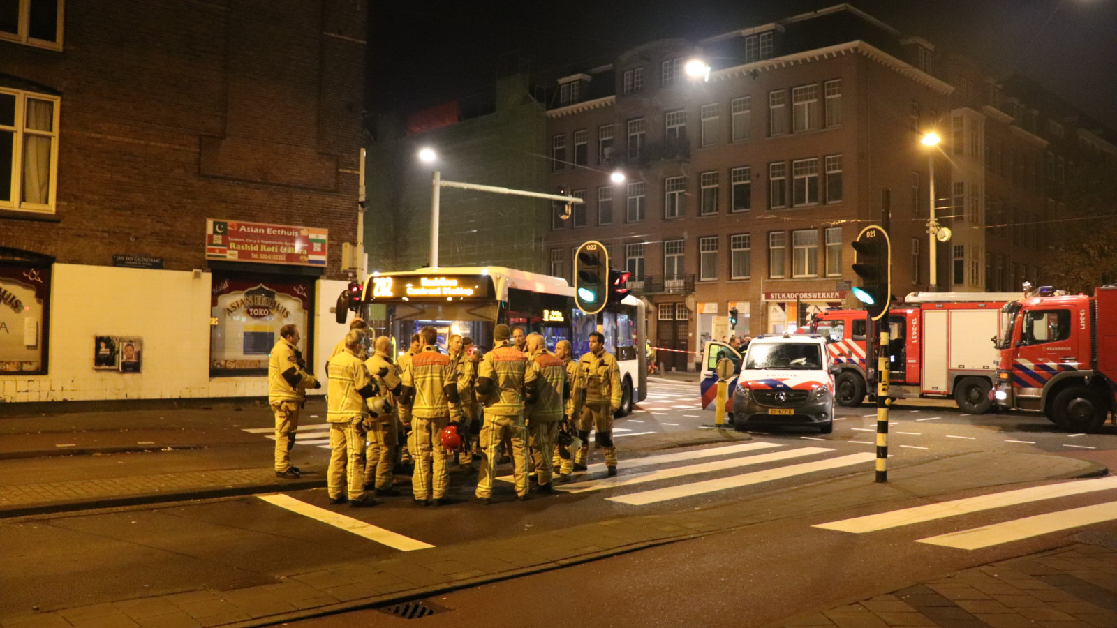 Fietser gewond na aanrijding met bus in Amsterdam.