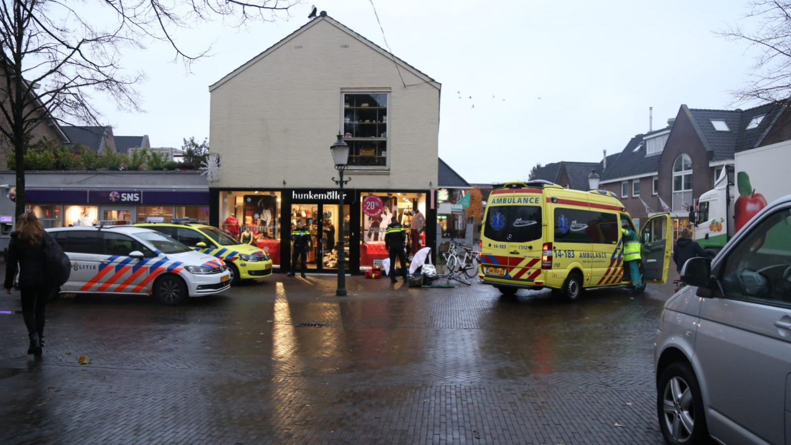 Twee fietsers naar het ziekenhuis na botsing in Huizen. Twee fietsers naar het ziekenhuis na botsing in Huizen.