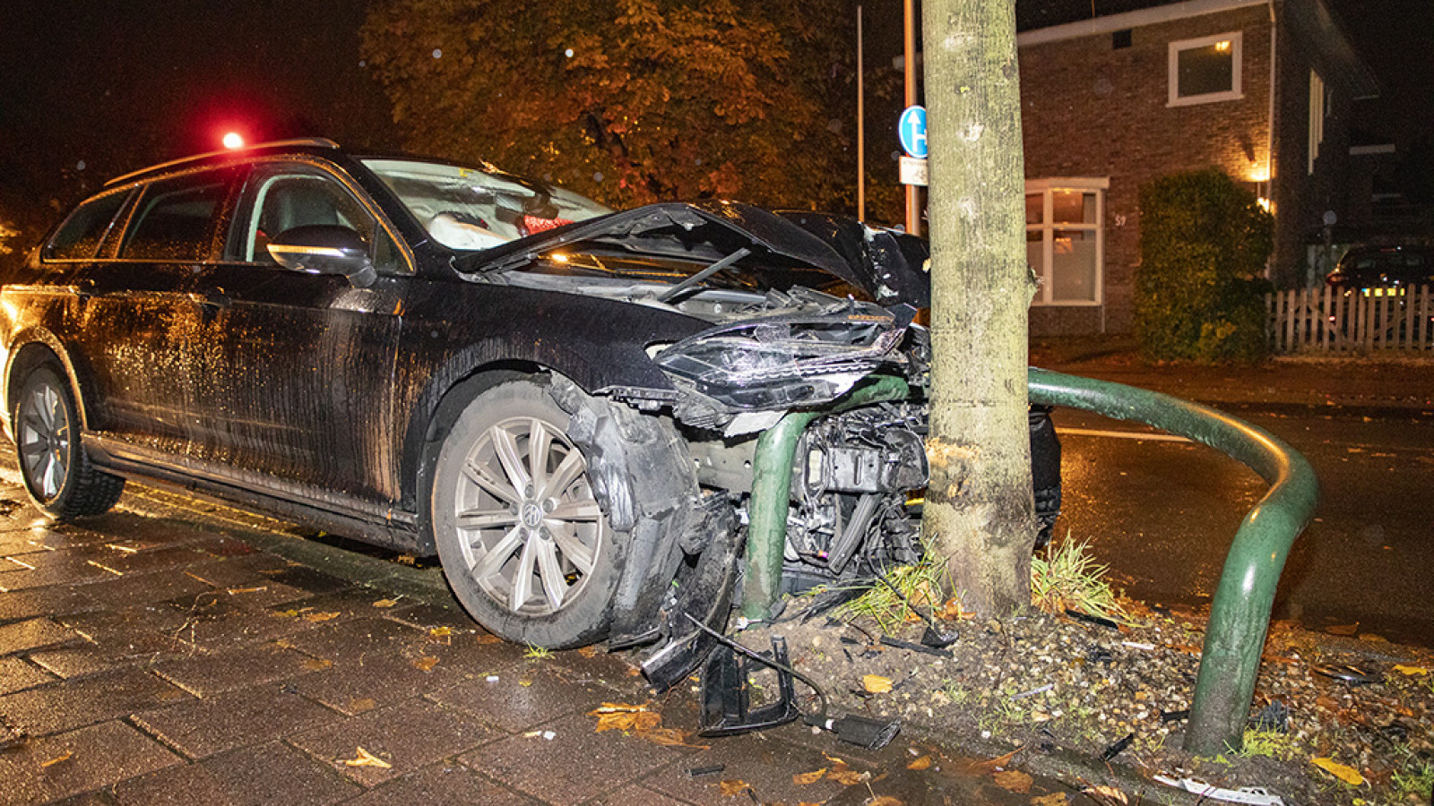 Auto in de kreukels bij ongeval in Heemstede. Auto in de kreukels bij ongeval in Heemstede.