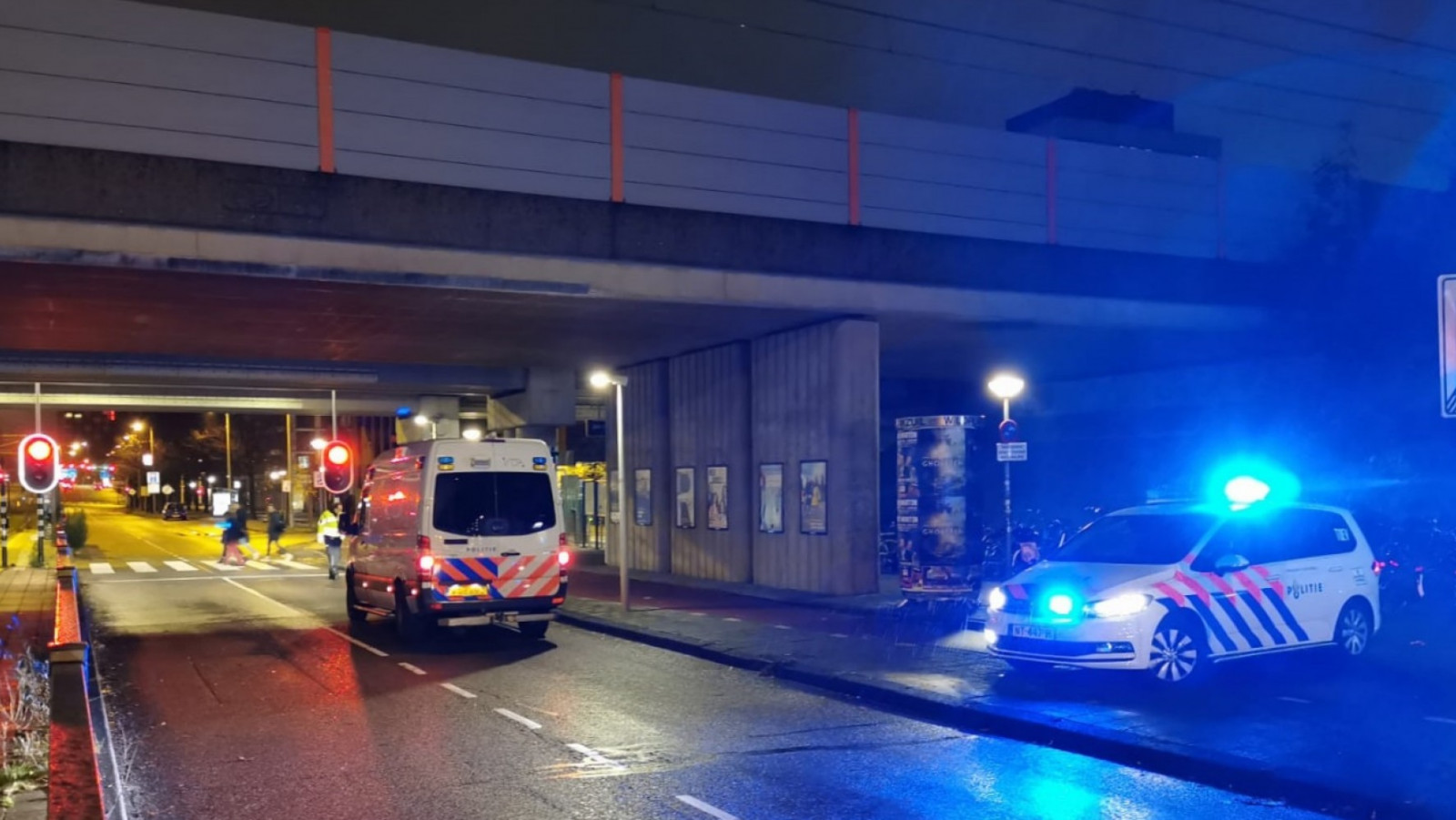 Voetganger gewond bij aanrijding met auto in Amsterdam. Voetganger gewond bij aanrijding met auto in Amsterdam.
