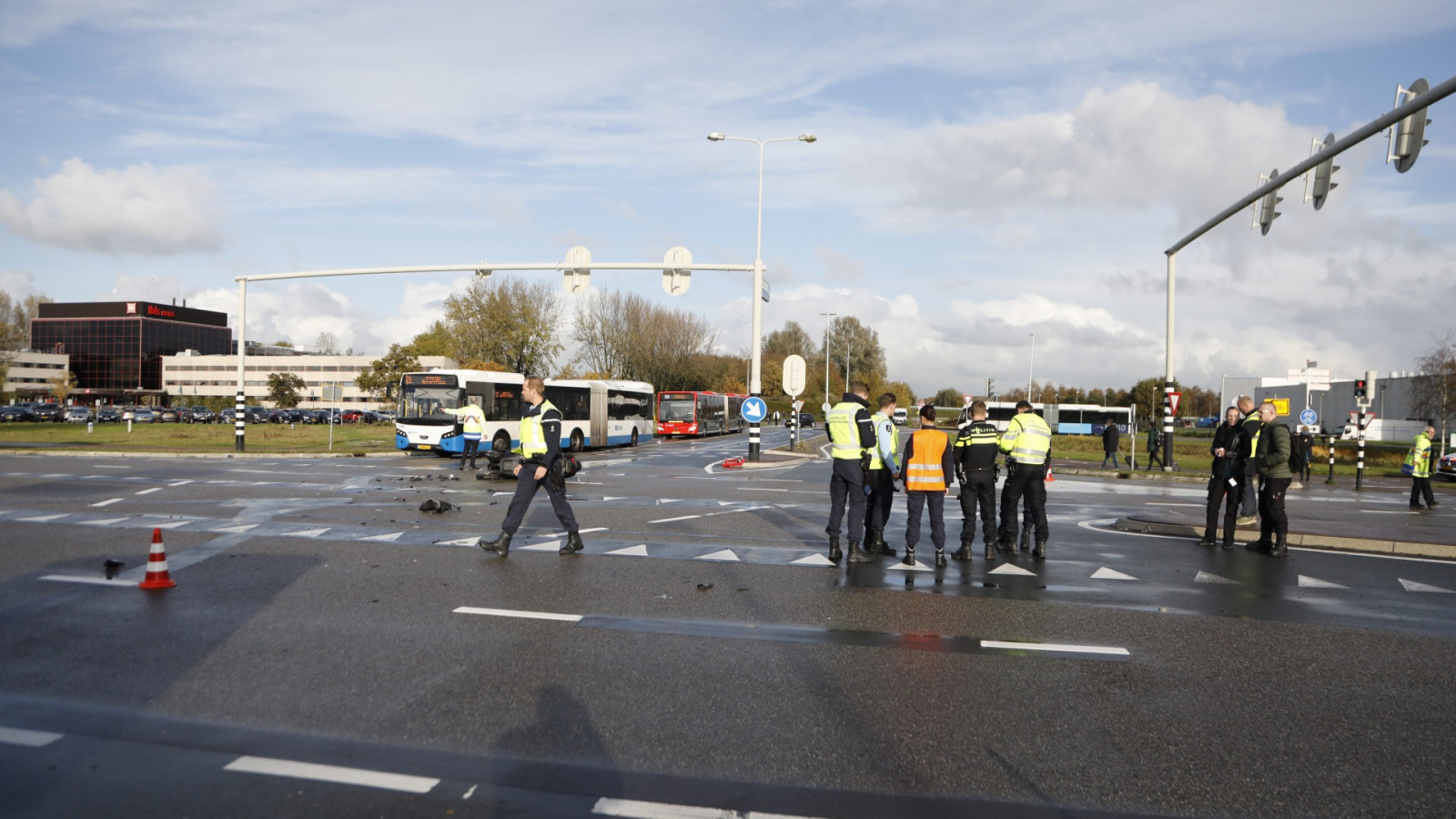 Motorrijder zwaargewond na botsing met lijnbus in Badhoevedorp. Motorrijder zwaargewond na botsing met lijnbus in Badhoevedorp.