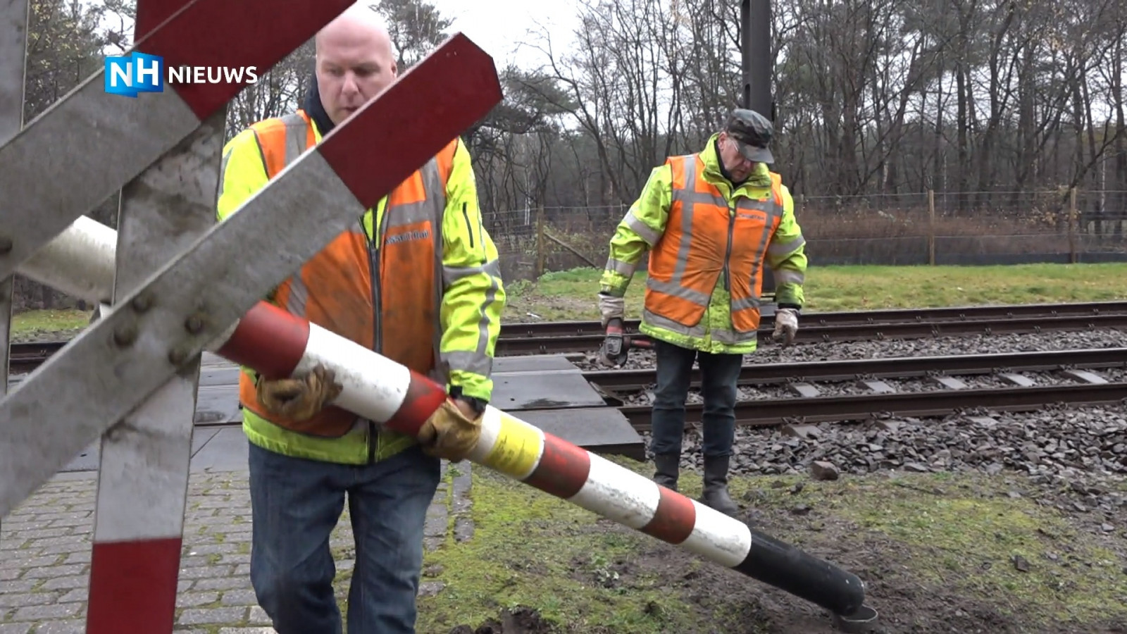 Spoorwegovergang Hilversum definitief gesloten na zes dodelijke ongelukken in de afgelopen jaren. Spoorwegovergang Hilversum definitief gesloten na zes dodelijke ongelukken in de afgelopen jaren.