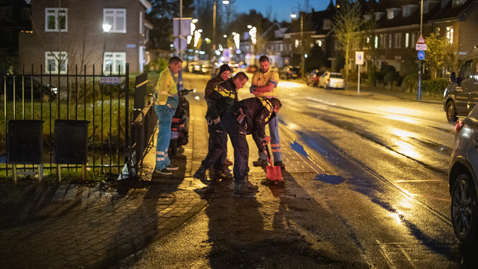 Politie waarschuwt voor verraderlijk gladde wegen na meerdere ongelukken. Politie waarschuwt voor verraderlijk gladde wegen na meerdere ongelukken.