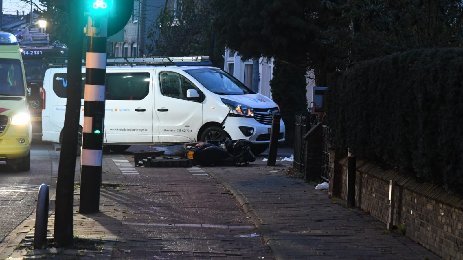 Scooteraar raakt bekneld onder bestelbus na ongeluk in Hilversum. Scooteraar raakt bekneld onder bestelbus na ongeluk in Hilversum.