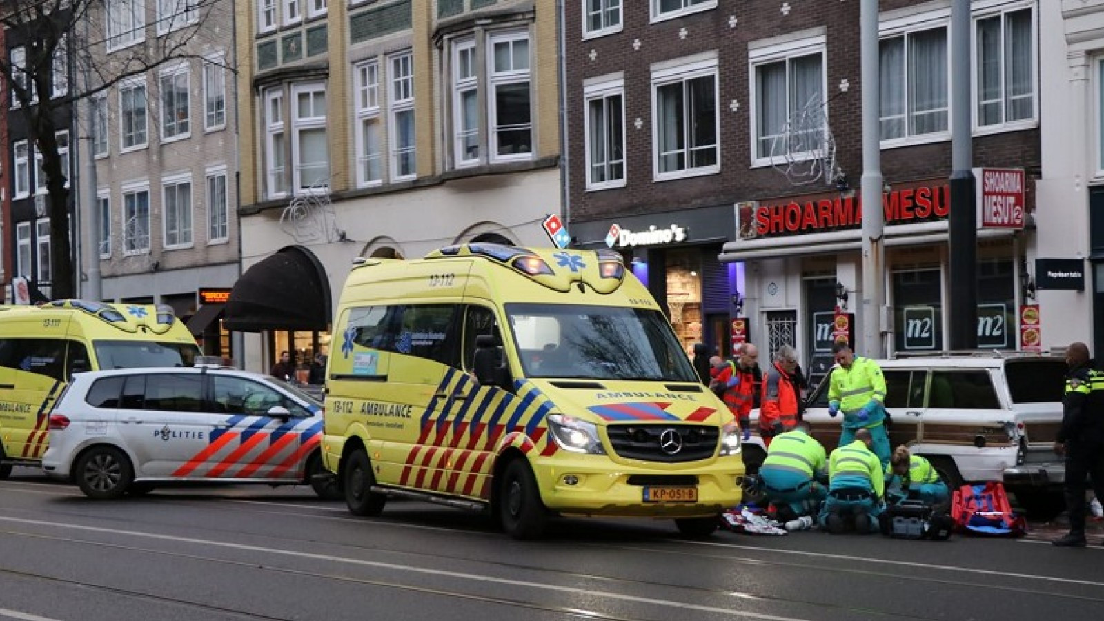 Bestuurder brombakfiets gewond na ongeluk op Rozengracht. Bestuurder brombakfiets gewond na ongeluk op Rozengracht.