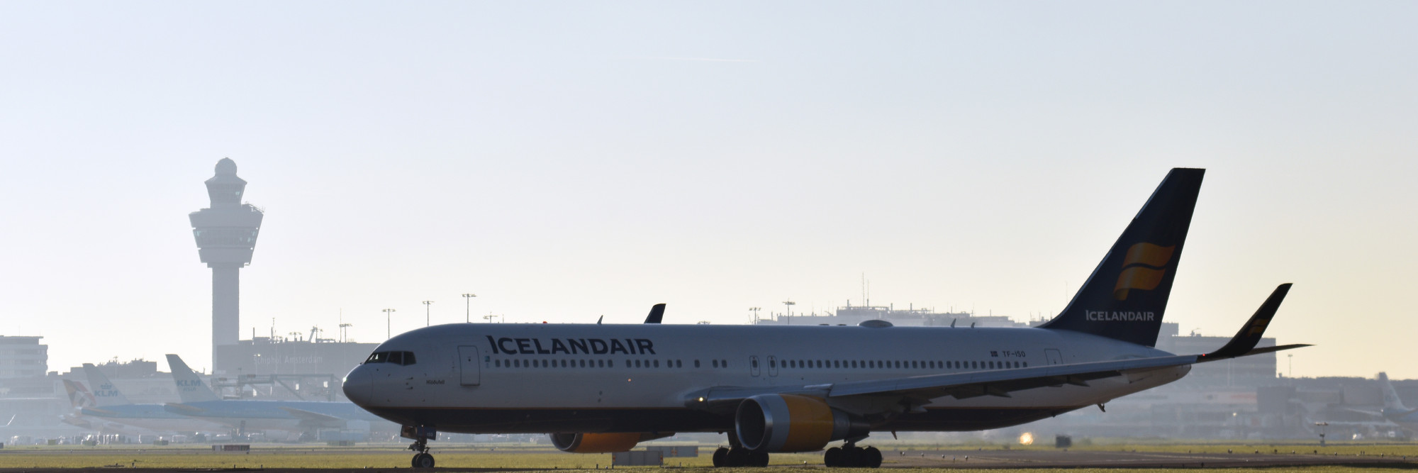 Een Boeing 767-300 van Icelandair op Schiphol