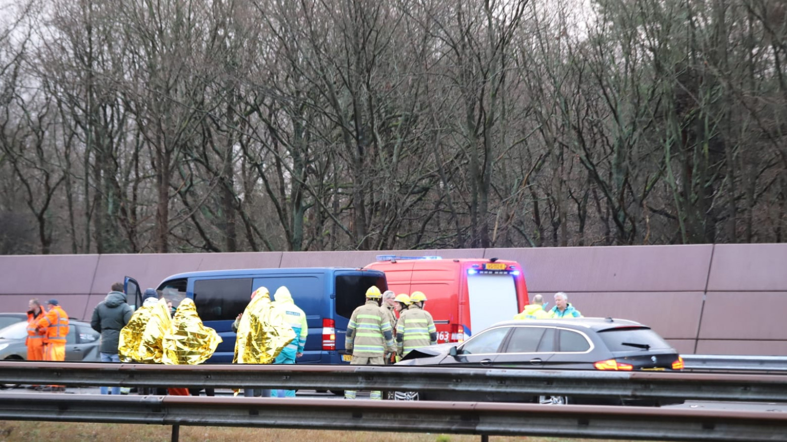Twee gewonden na botsing met zeven autos op A27. Twee gewonden na botsing met zeven autos op A27.