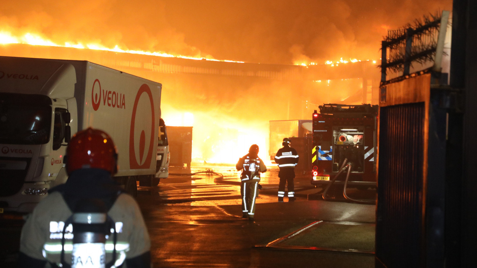 Zeer grote brand in opslagloods voor papier in Amsterdam (NH).