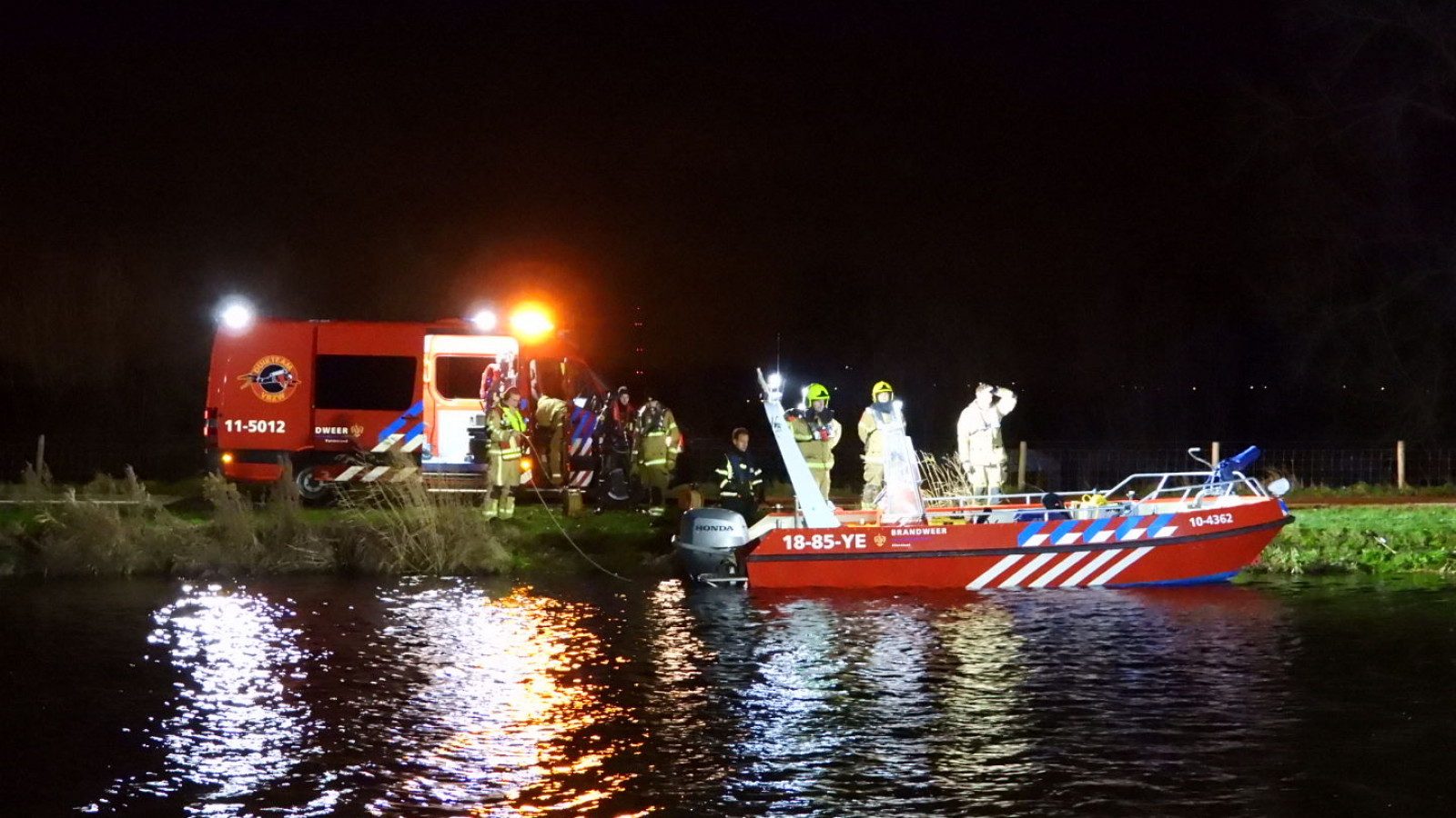 Gestolen auto aangetroffen in water bij Oost-Graftdijk.
