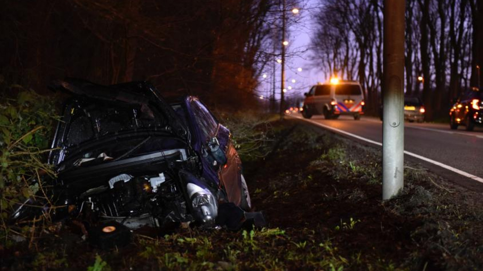 Auto total loss na eenzijdig ongeval bij viaduct op Provincialeweg in Hoorn .