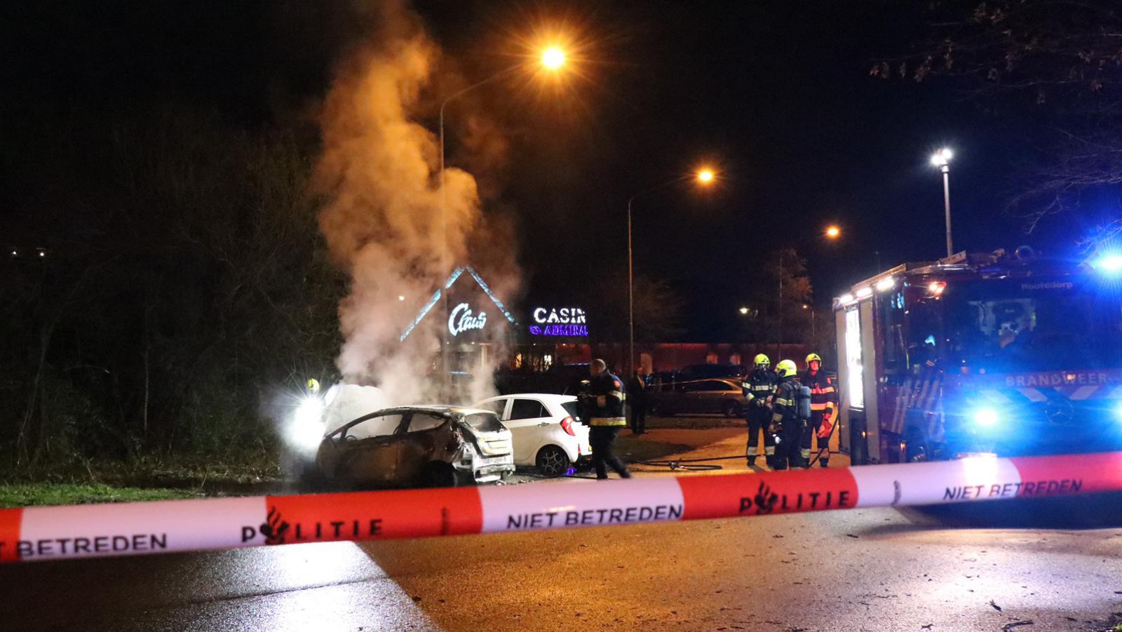 HOOFDDORP - Auto explodeert in #Hoofddorp: politie zoekt in omgeving naar gewond persoon .
