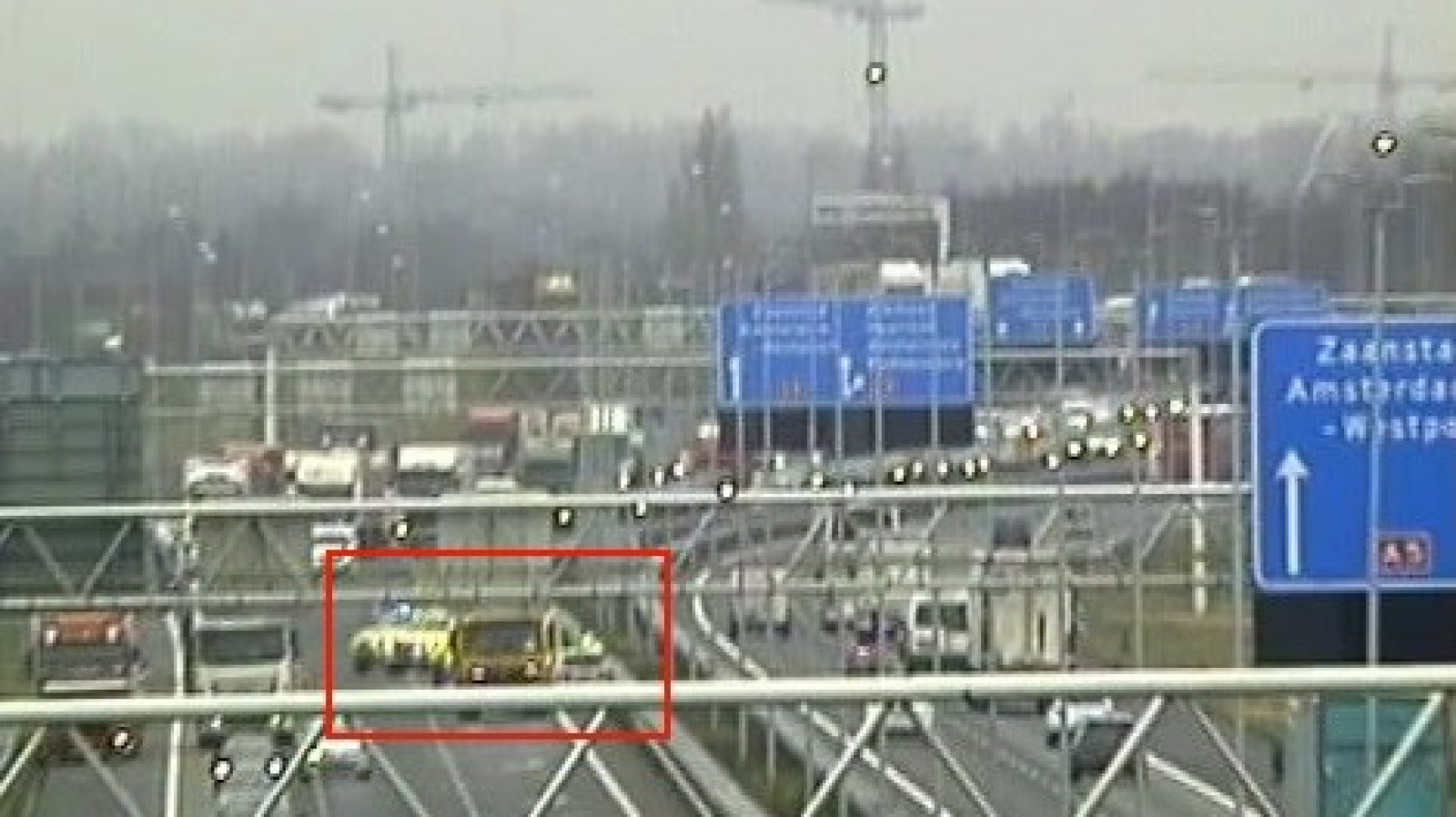 Lange file op A5 richting Hoofddorp door ernstig ongeluk met meerdere autos. Lange file op A5 richting Hoofddorp door ernstig ongeluk met meerdere autos.