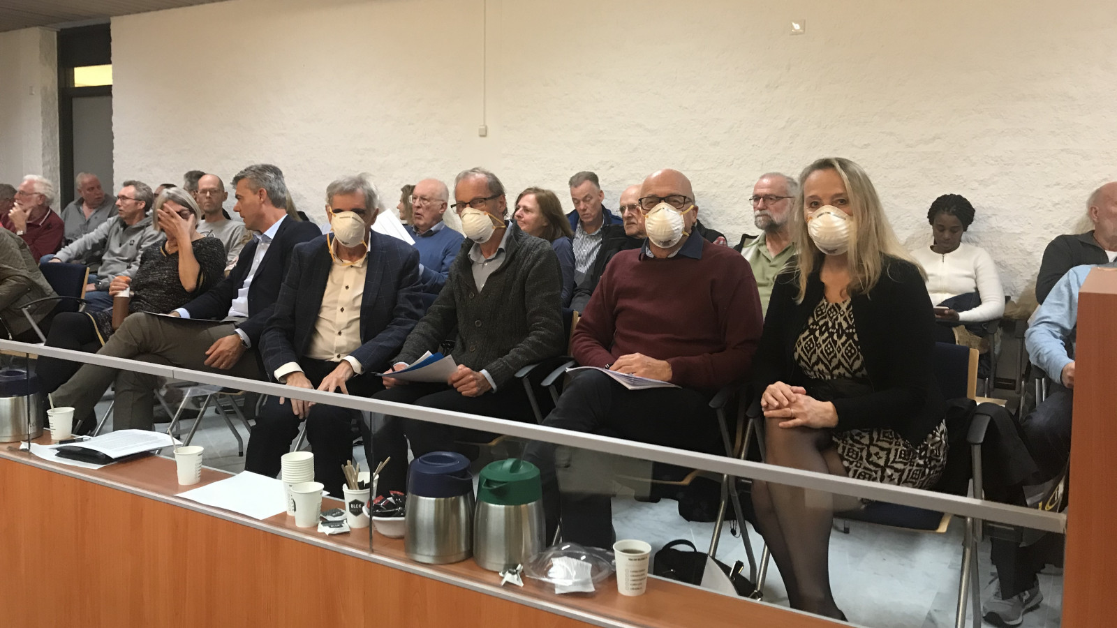 Inwoners van Uithoorn hebben demonstratief mondkapjes op in de raadzaal (PUSH Uithoorn)
