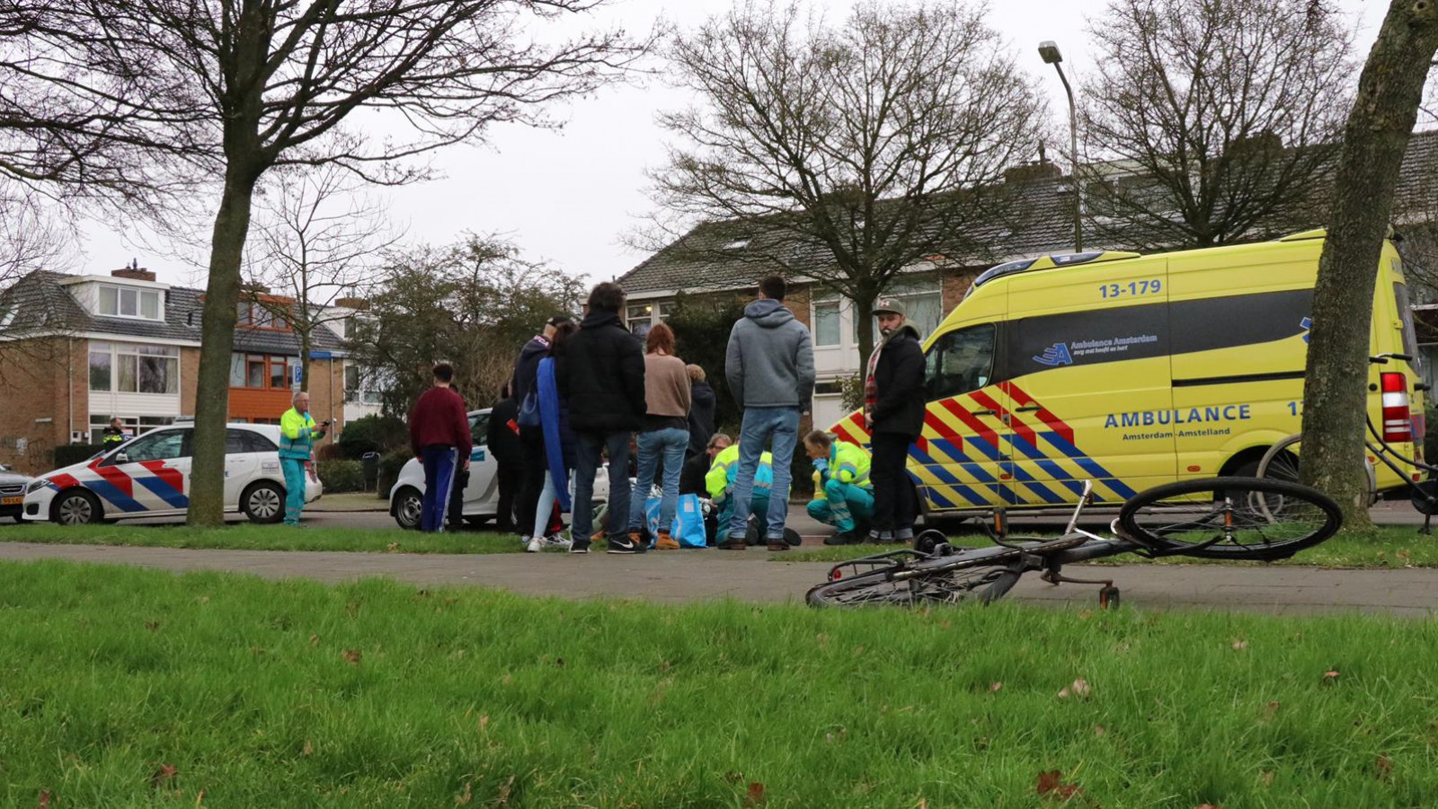 Fietser gewond na botsing met huurauto in Amstelveen. Fietser gewond na botsing met huurauto in Amstelveen.