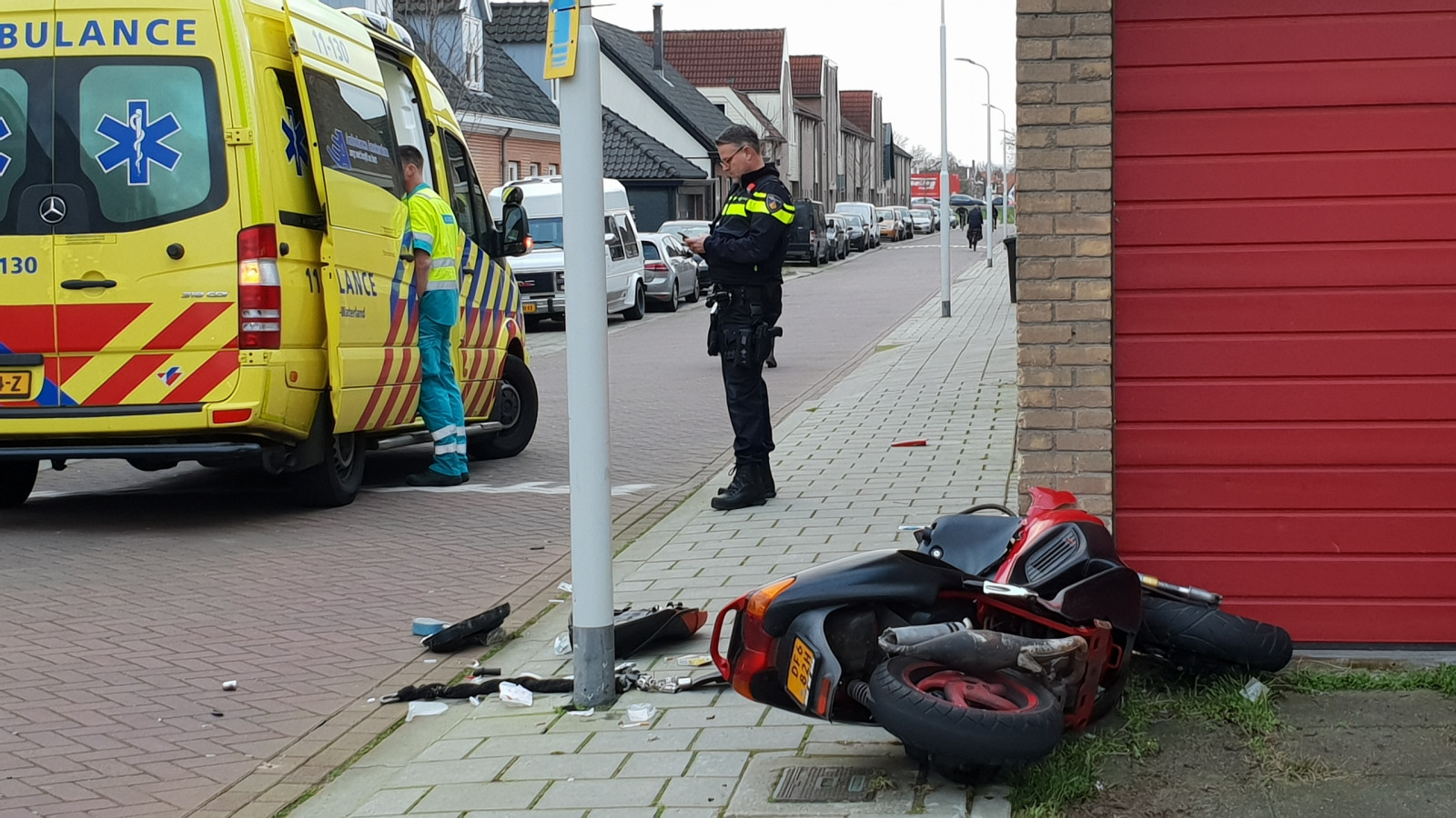 Scooterrijder gewond bij botsing tegen garage in Wormerveer. Scooterrijder gewond bij botsing tegen garage in Wormerveer.