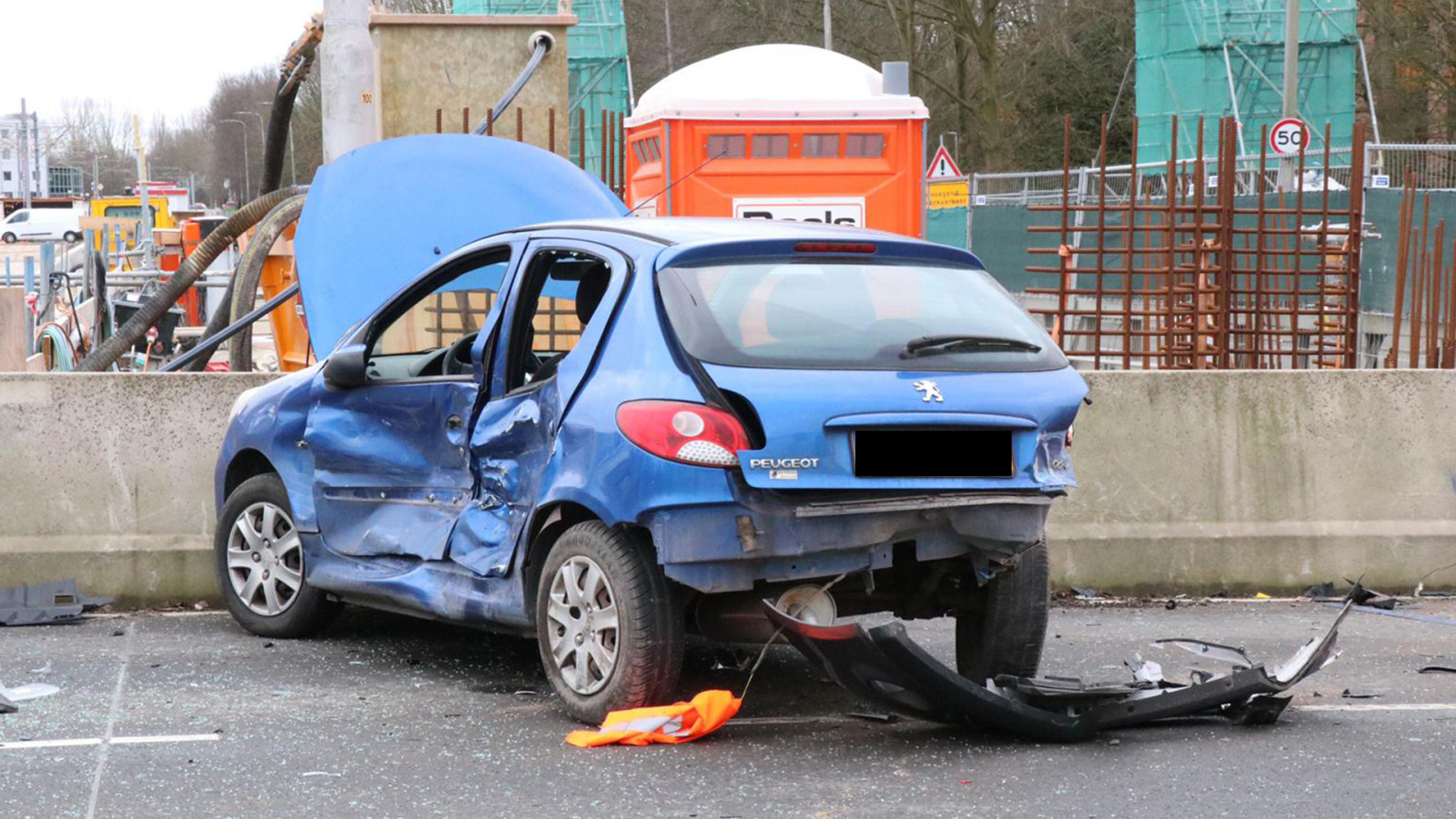 Gewonden na harde botsing tussen twee autos in Amstelveen. Gewonden na harde botsing tussen twee autos in Amstelveen.