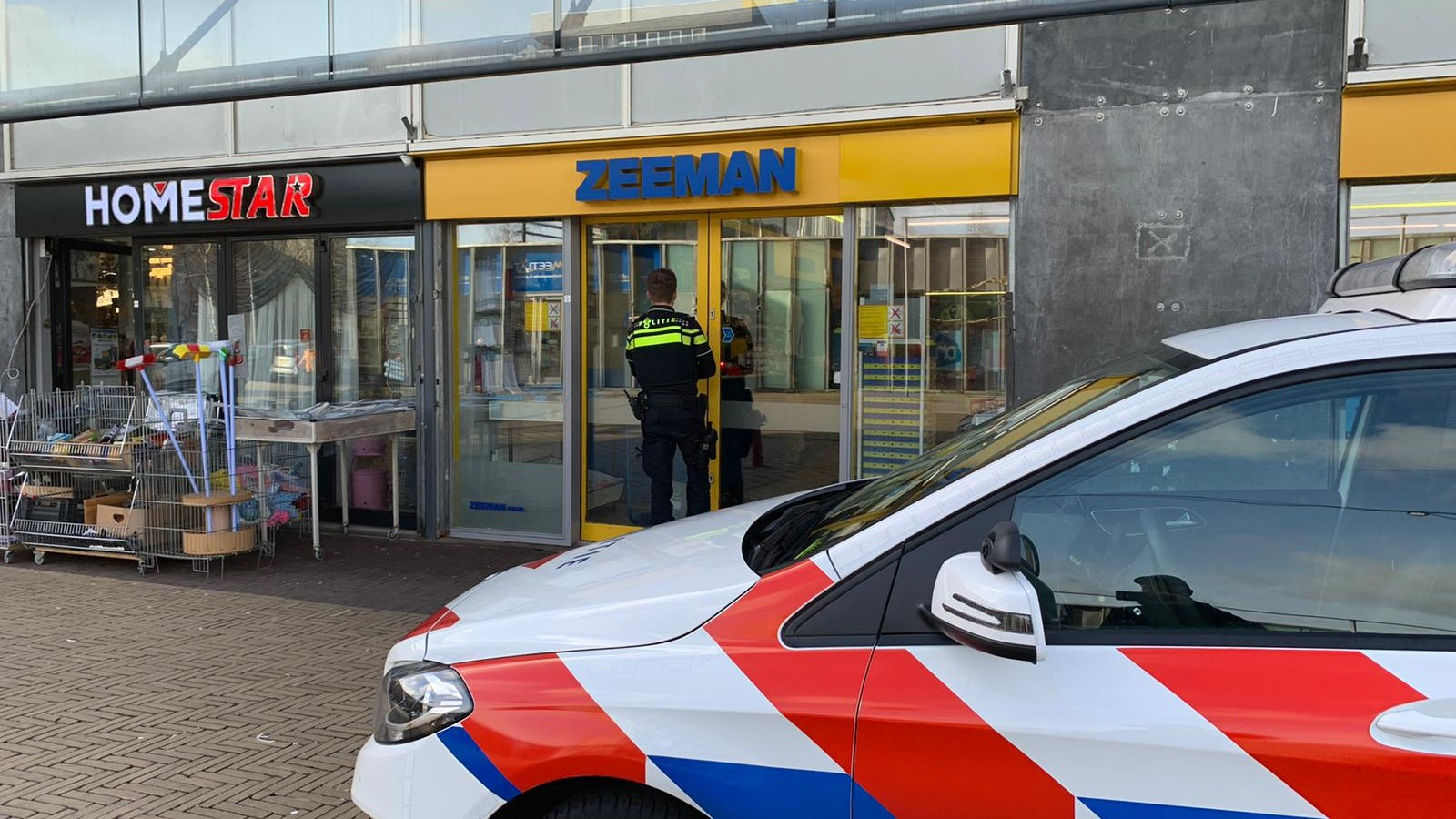 Voorbijganger Maakt Eind Aan Overval Op Winkel In Amsterdam Oozo Nl