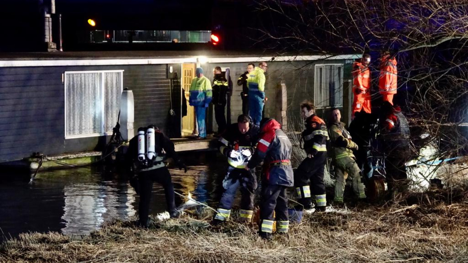 Hulpdiensten zoeken in Assendelft naar mogelijk te water geraakte persoon.