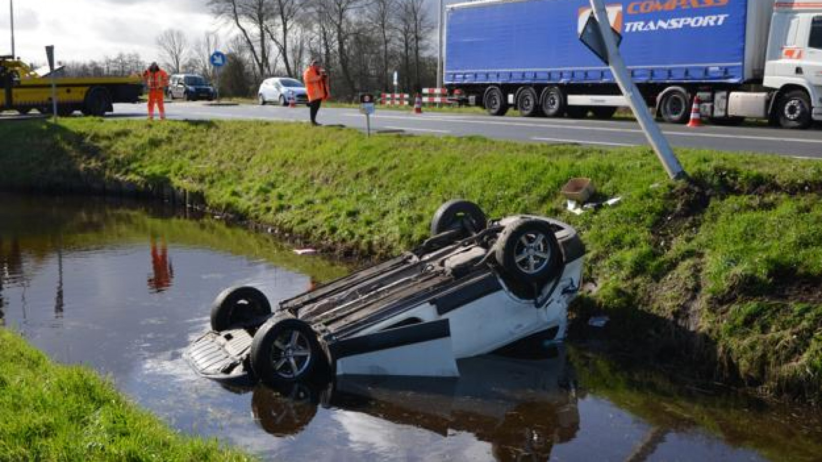 Automobilist belandt in sloot na botsing met paal in Castricum.