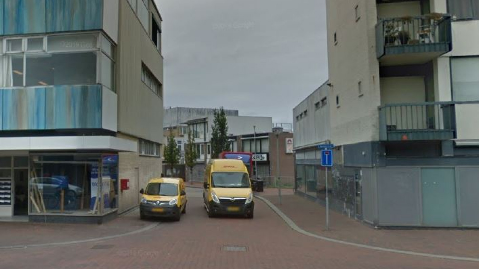 Man steelt op onbewaakt moment pakket uit busje van bezorger in Den Helder. #nieuws #den-helder