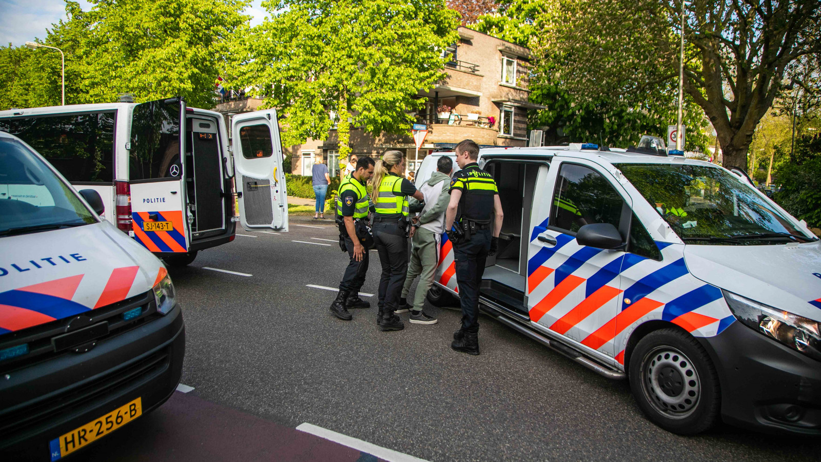 "Twee jongens op een scooter" reden hard in op een gezin met jonge kinderen, dat over de stoep liep.
