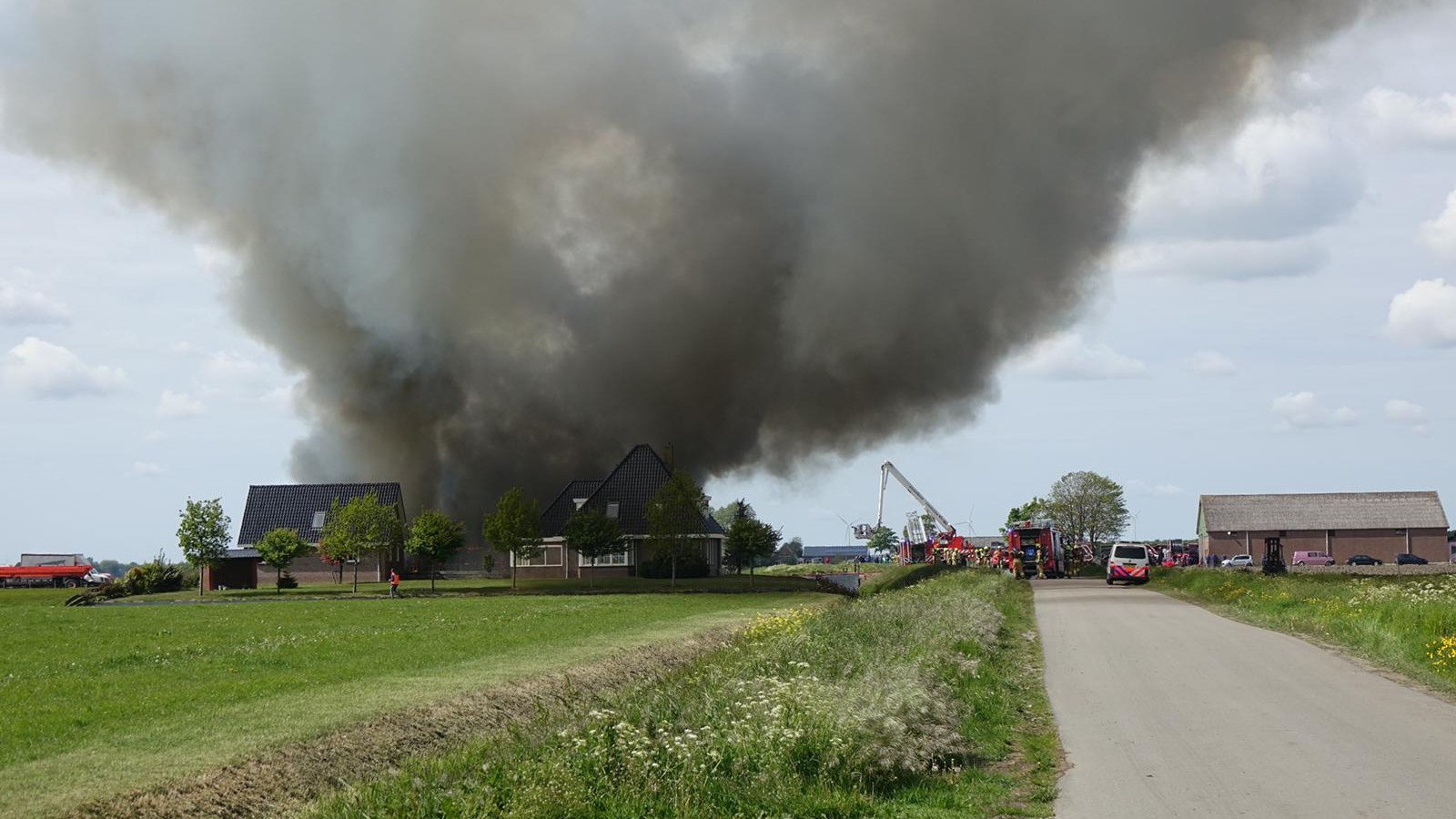 Grote brand in schuur in Oostwoud: schuur volledig afgebrand.