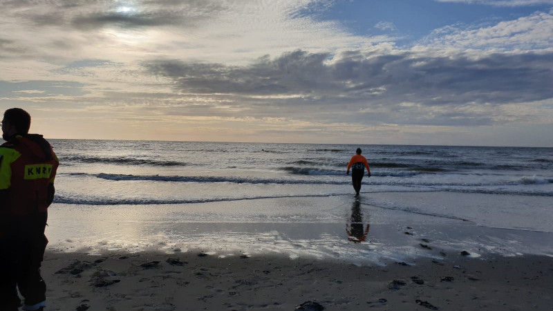 Surfers gered voor kust Wijk aan Zee