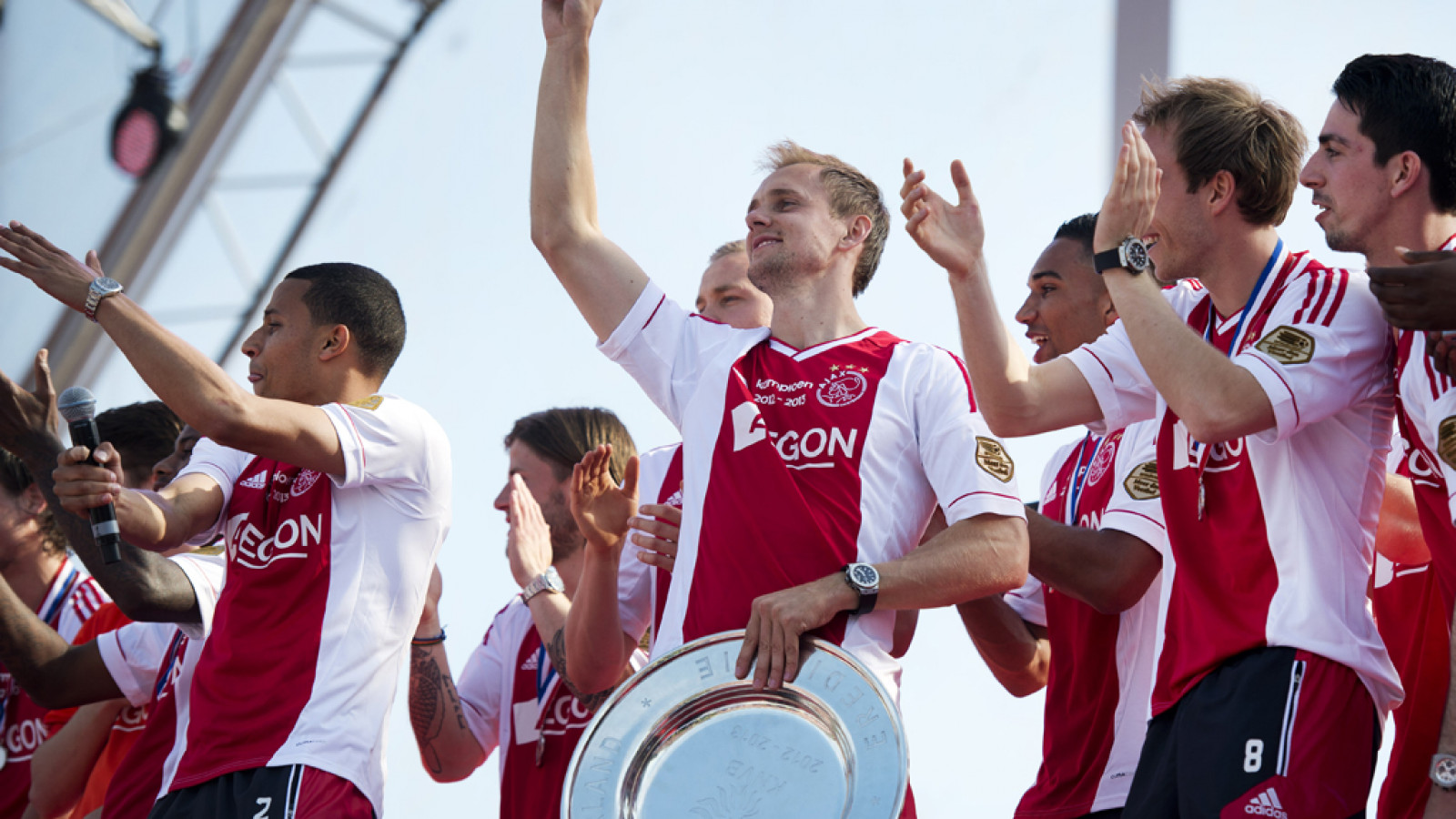 In beeld: huldiging Ajax bij Leidseplein en ArenA - NH Nieuws