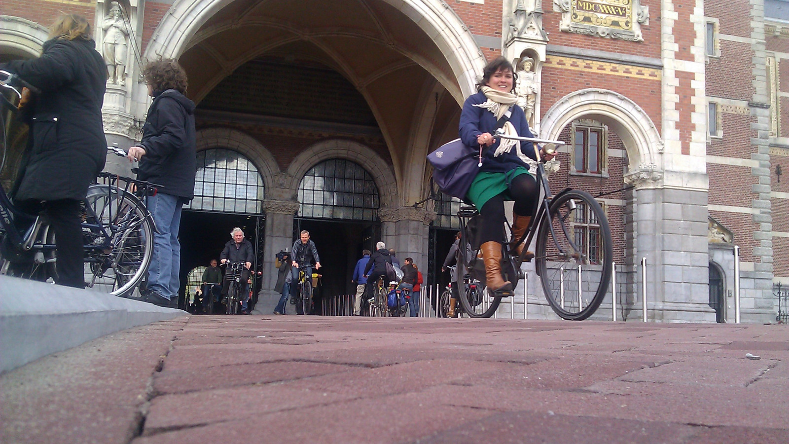 Eerste fietsers na 10 jaar weer door fietstunnel onder Rijksmuseum