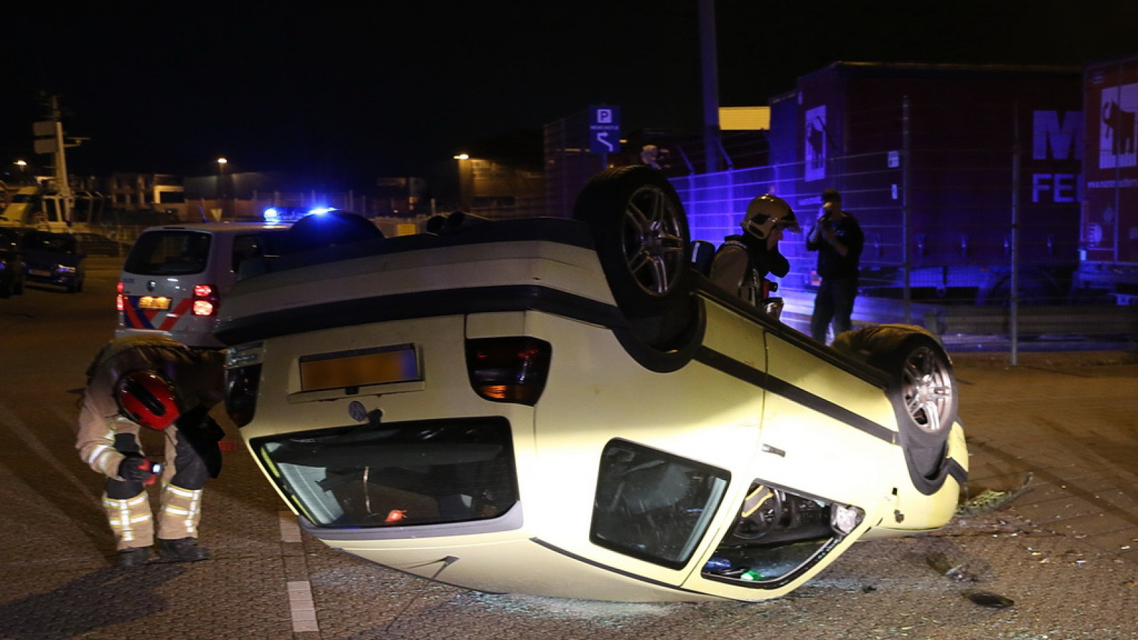 Auto over de kop in IJmuiden NH Nieuws