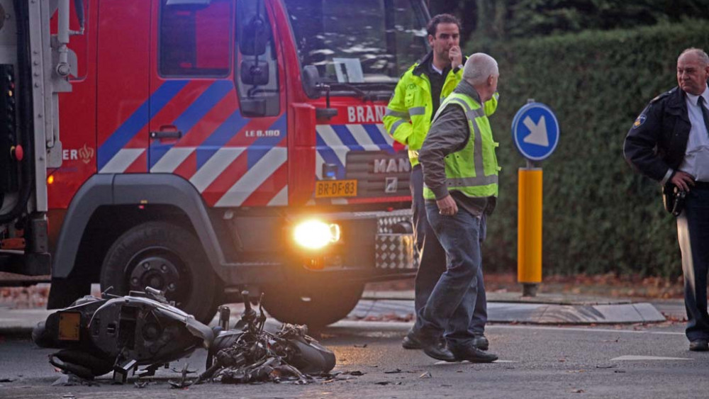 Scooterrijder Dood Na Botsing Met Vrachtwagen In Huizen - NH Nieuws