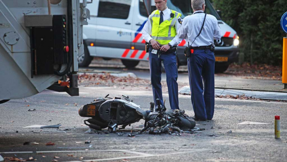 Scooterrijder Dood Na Botsing Met Vrachtwagen In Huizen - NH Nieuws