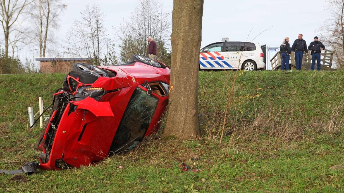 Proefrit Ferrari eindigt tegen boom