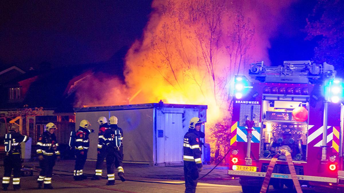 Uitslaande brand verwoest snackbar in Zwaanshoek
