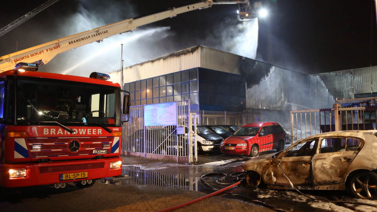 Grote brand in autobedrijf Zaandam Meerdere auto's door brand