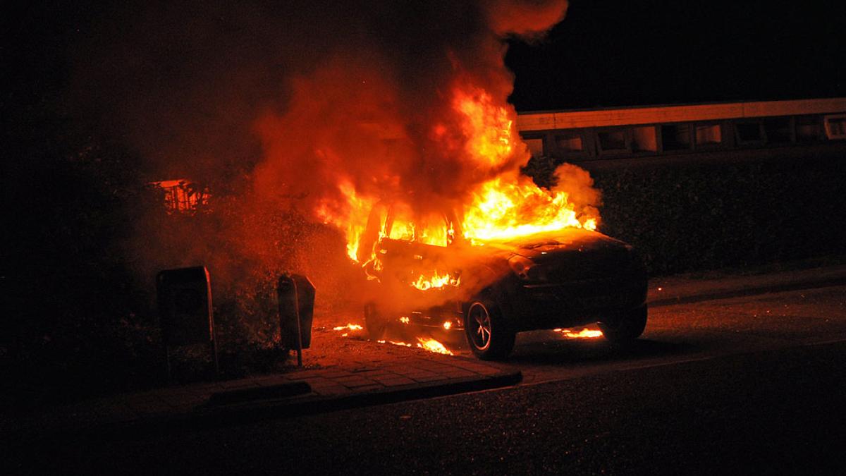 Auto in Lisserbroek in lichterlaaie na 'explosie'