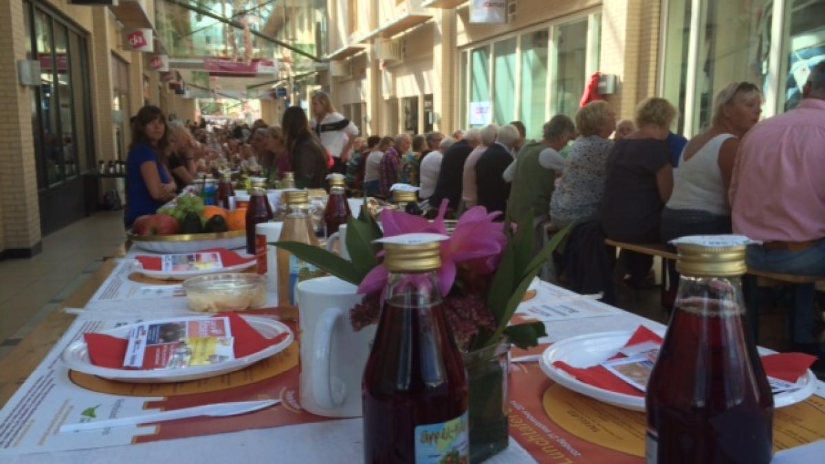 Stede Broec heeft laaaaaaaaaaaaaaaaaaaangste lunchtafel ooit [video]